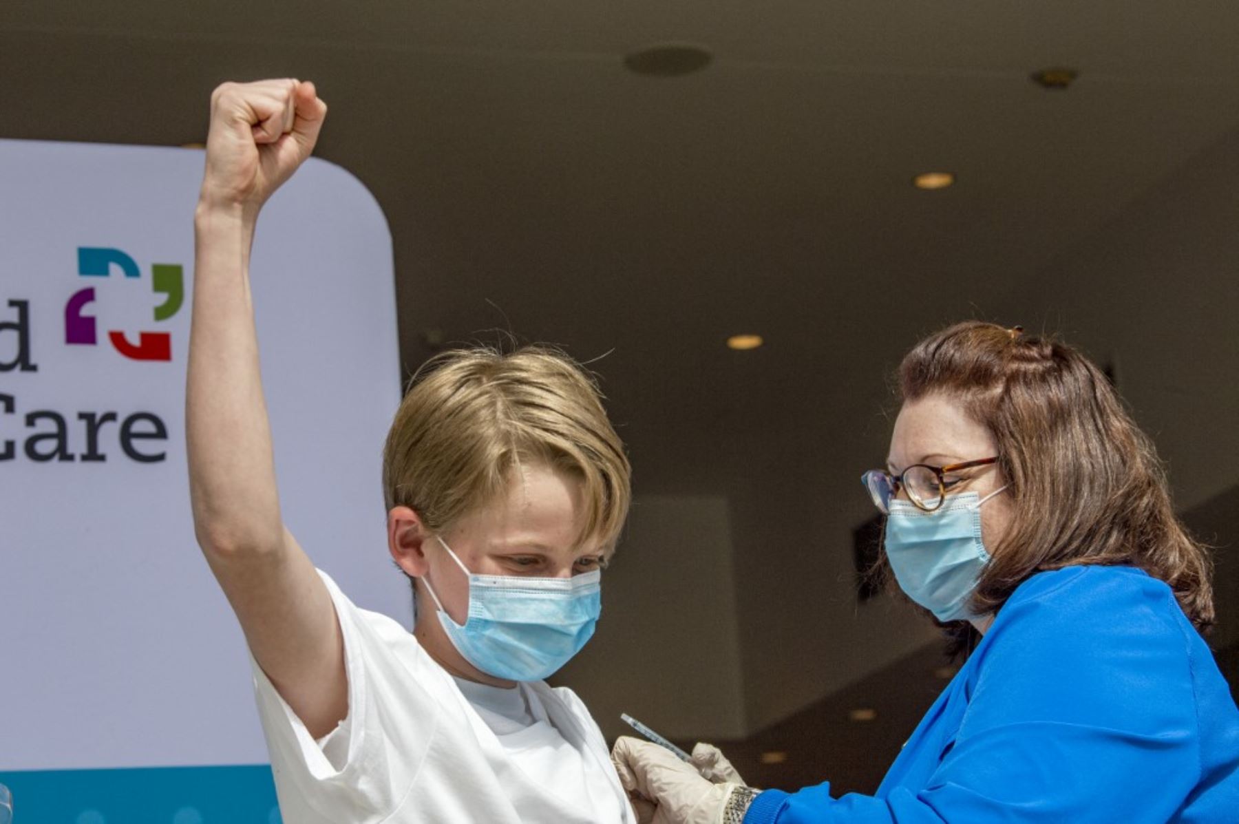 Charles Muro, de 13 años, celebra ser inoculado por la enfermera Karen Pagliaro en el centro de vacunación masiva de Hartford Healthcare en el Centro de Convenciones de Connecticut en Hartford, Connecticut. Foto: AFP
