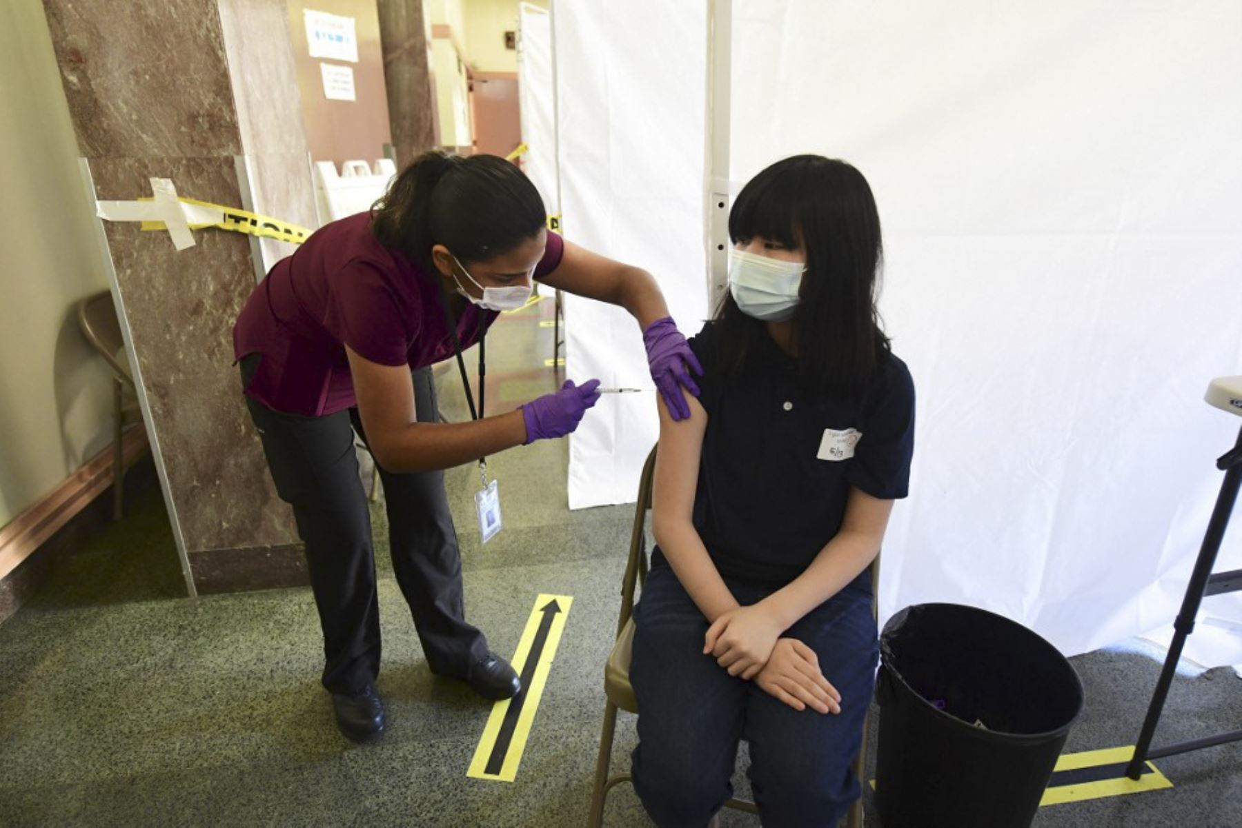 Nham La Man Nhi, de 13 años, recibe su vacuna Covid-19 administrada por la asistente médica Karina Cisneros del St. John