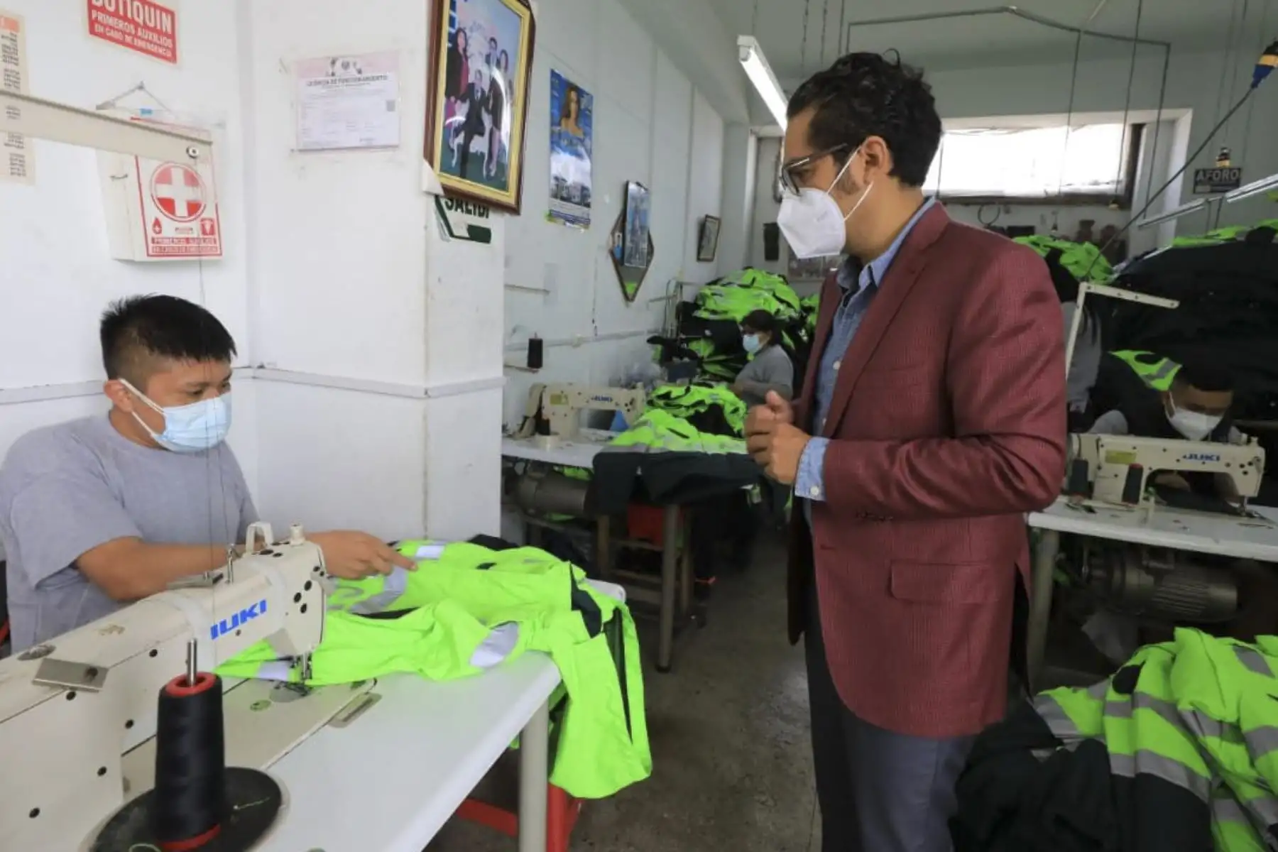 En el marco de la semana de la MYPE, el ministro de la Producción llega a Gamarra para conocer a Wilson Quispe, empresario cusqueño dedicado a la producción textil que participa en el programa "Compras a MyPerú", y que representa a las más de 2 millones de MYPE que impulsan la economía del país. Foto: Produce