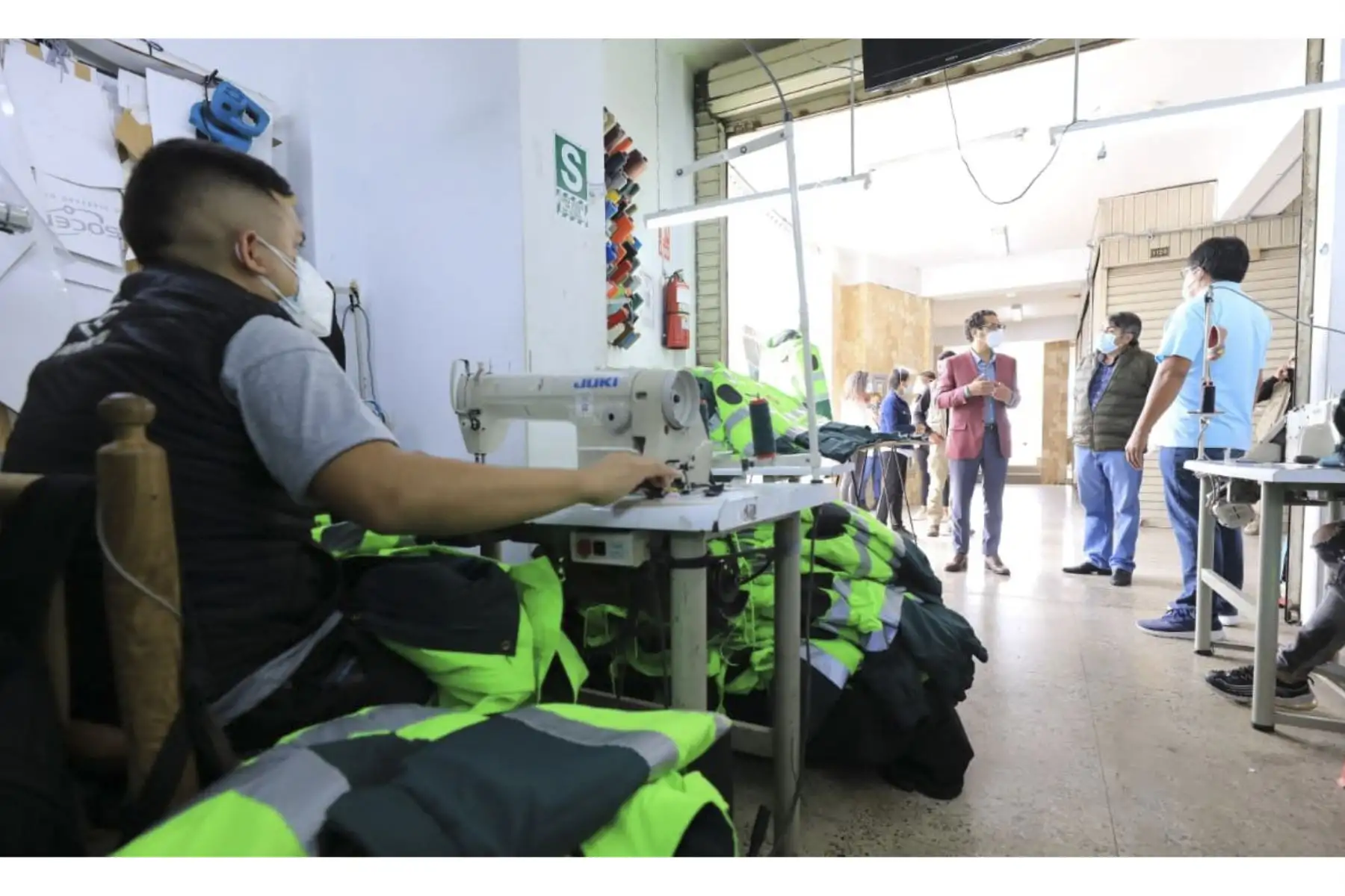 En el marco de la semana de la MYPE, el ministro de la Producción llega a Gamarra para conocer a Wilson Quispe, empresario cusqueño dedicado a la producción textil que participa en el programa "Compras a MyPerú", y que representa a las más de 2 millones de MYPE que impulsan la economía del país. Foto: Produce
