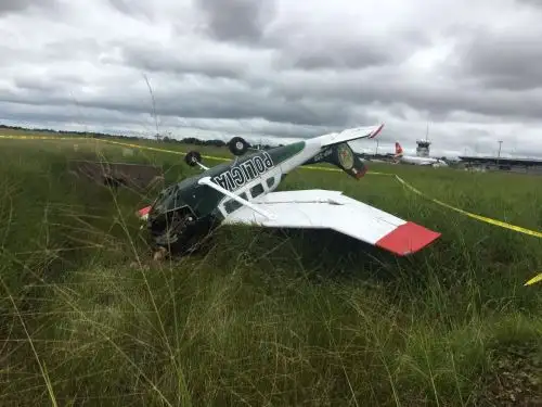 Avioneta de la Policía Nacional sufre percance y cae al momento de aterrizar en el aeropuerto de Pucallpa. Tripulantes salvan la vida. Foto: cortesía.