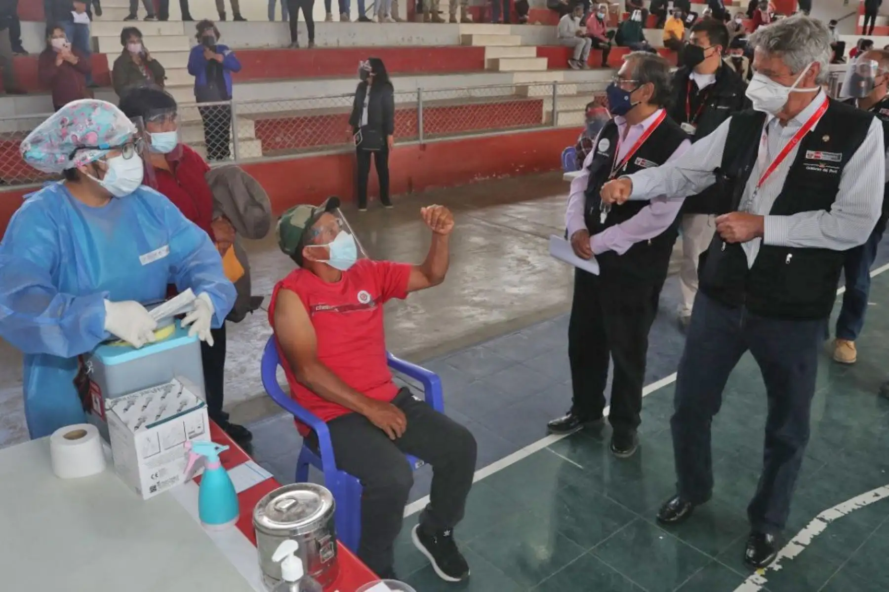 Jornada de vacunación a los adultos mayores y entrega de equipamiento médico a esta región.