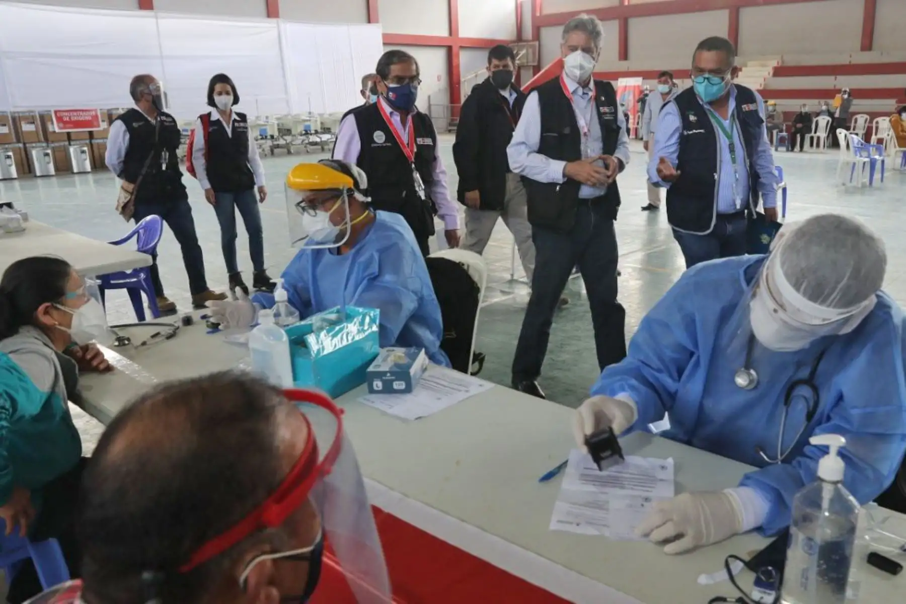 Jornada de vacunación a los adultos mayores y entrega de equipamiento médico a esta región.