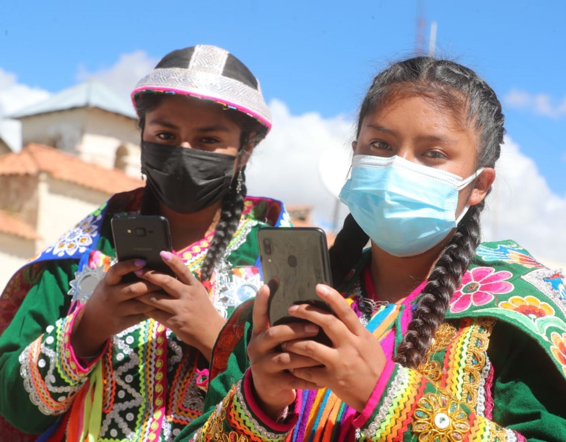 Poblaodres de más de 370 localidades rurales de Cusco se benefician con el proyecto de Internet de alta velocidad que puso en marcha hoy el ministro de Transportes y Comunicaciones, Eduardo González.  ANDINA/Difusión