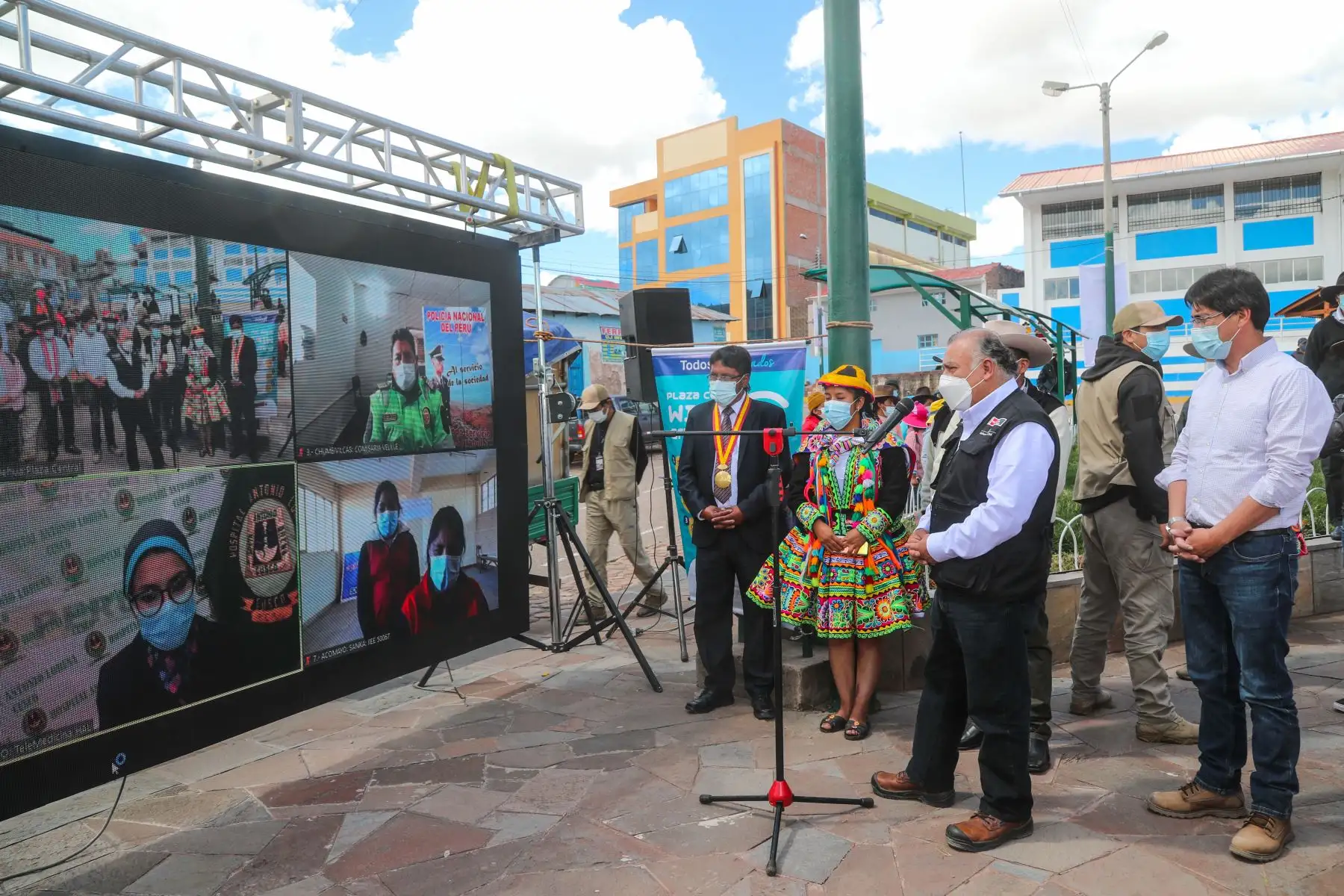 El ministro de Transportes y Comunicaciones, Eduardo González, el gobernador regional de Cusco, Jean Paul Benavente, y el viceministro de Comunicaciones, Diego Carrillo, inauguraron hoy el proyecto de conectividad y desarrollo social para beneficiar a más de 200 mil cusqueños en 371 localidades rurales con Internet de alta velocidad. Foto: MTC