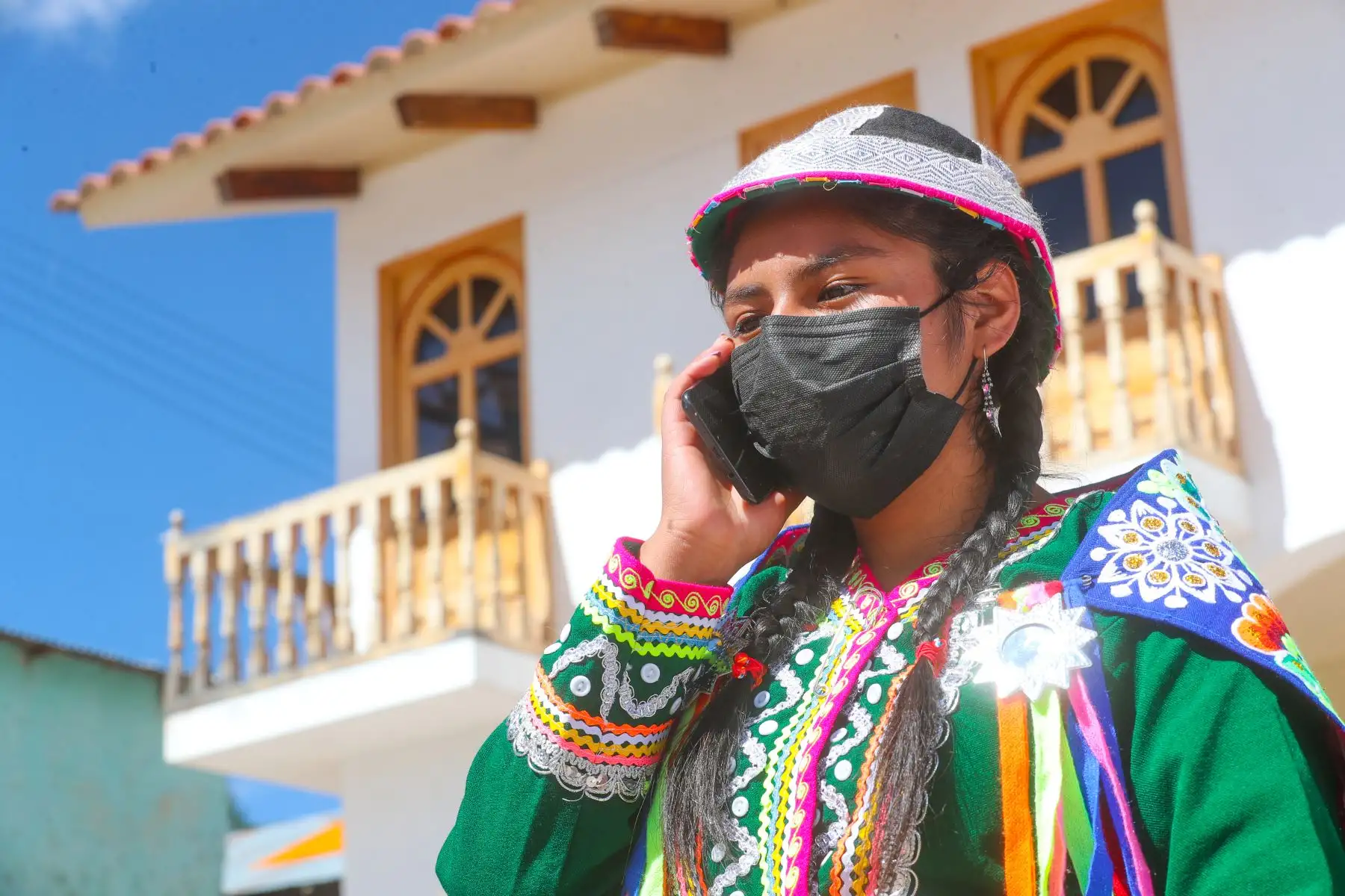El ministro de Transportes y Comunicaciones, Eduardo González, el gobernador regional de Cusco, Jean Paul Benavente, y el viceministro de Comunicaciones, Diego Carrillo, inauguraron hoy el proyecto de conectividad y desarrollo social para beneficiar a más de 200 mil cusqueños en 371 localidades rurales con Internet de alta velocidad. Foto: MTC