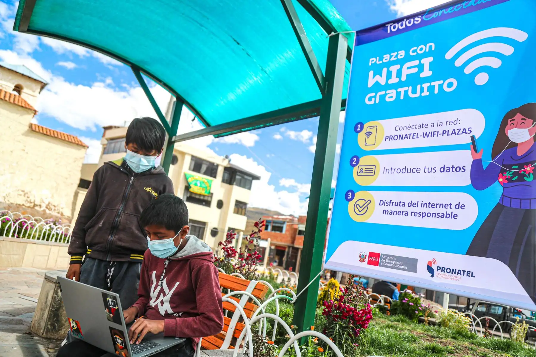 El ministro de Transportes y Comunicaciones, Eduardo González, el gobernador regional de Cusco, Jean Paul Benavente, y el viceministro de Comunicaciones, Diego Carrillo, inauguraron hoy el proyecto de conectividad y desarrollo social para beneficiar a más de 200 mil cusqueños en 371 localidades rurales con Internet de alta velocidad. Foto: MTC