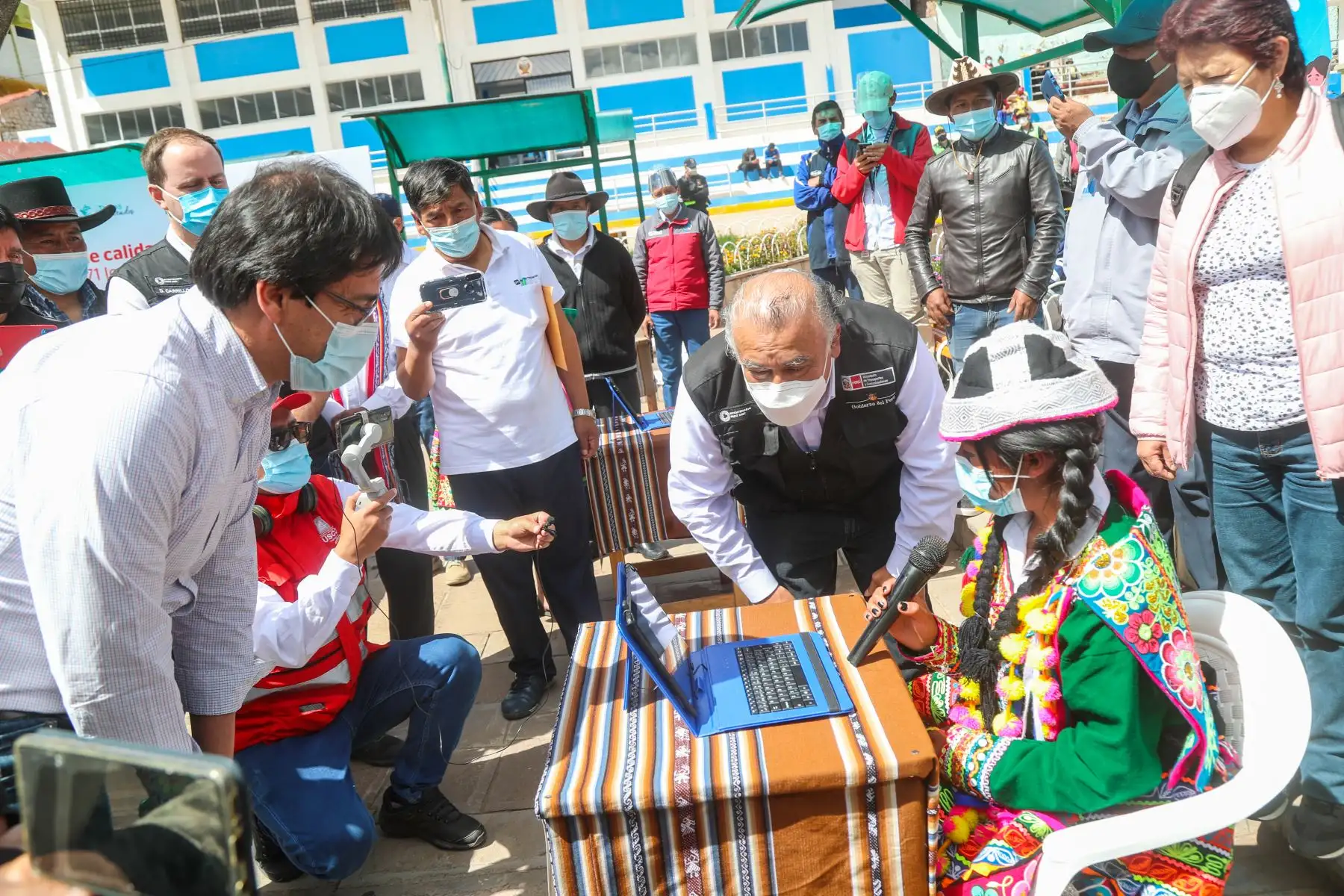 El ministro de Transportes y Comunicaciones, Eduardo González, el gobernador regional de Cusco, Jean Paul Benavente, y el viceministro de Comunicaciones, Diego Carrillo, inauguraron hoy el proyecto de conectividad y desarrollo social para beneficiar a más de 200 mil cusqueños en 371 localidades rurales con Internet de alta velocidad. Foto: MTC