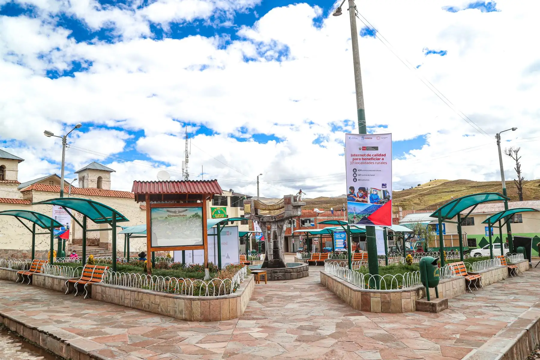 El ministro de Transportes y Comunicaciones, Eduardo González, el gobernador regional de Cusco, Jean Paul Benavente, y el viceministro de Comunicaciones, Diego Carrillo, inauguraron hoy el proyecto de conectividad y desarrollo social para beneficiar a más de 200 mil cusqueños en 371 localidades rurales con Internet de alta velocidad. Foto: MTC