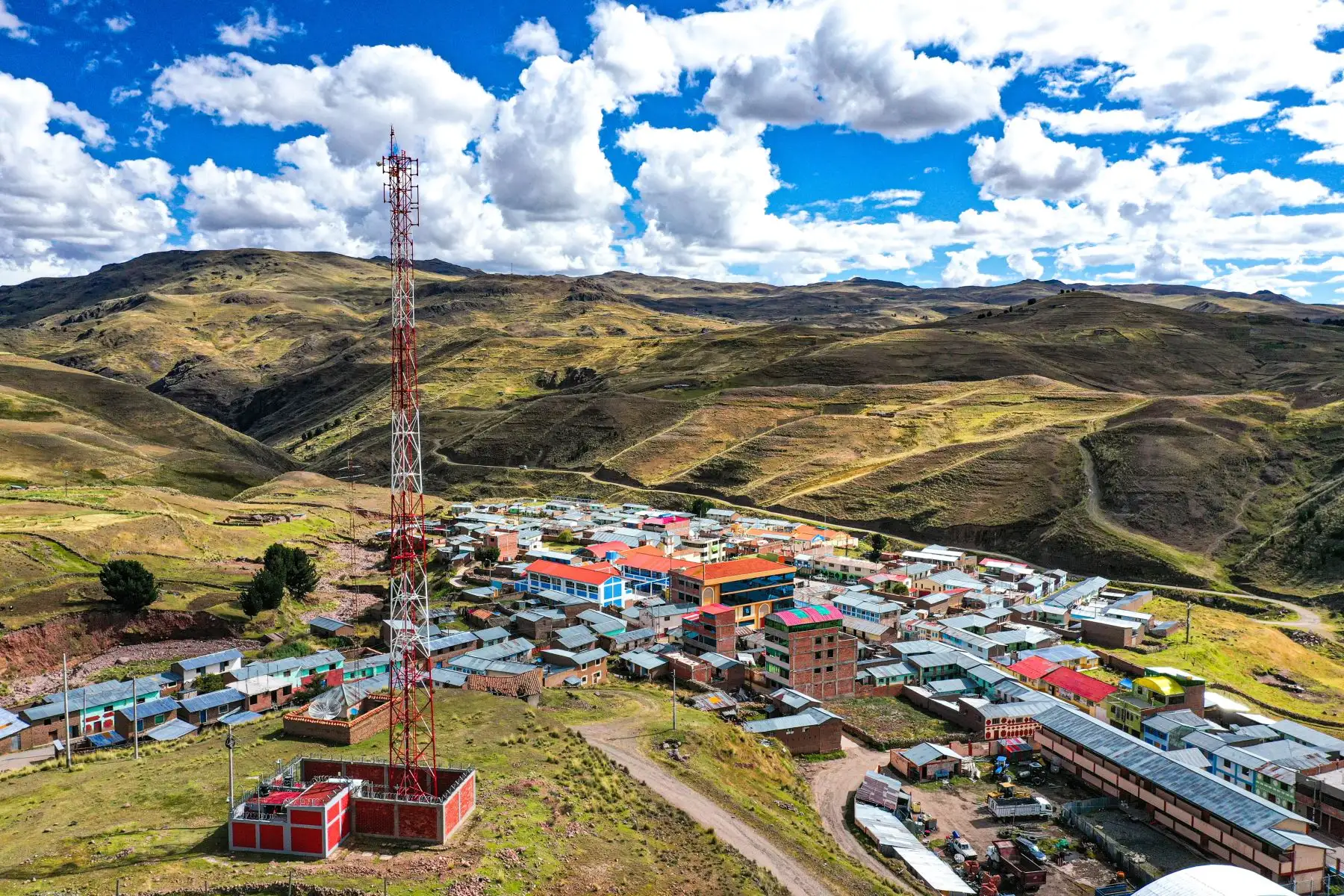 El ministro de Transportes y Comunicaciones, Eduardo González, el gobernador regional de Cusco, Jean Paul Benavente, y el viceministro de Comunicaciones, Diego Carrillo, inauguraron hoy el proyecto de conectividad y desarrollo social para beneficiar a más de 200 mil cusqueños en 371 localidades rurales con Internet de alta velocidad. Foto: MTC