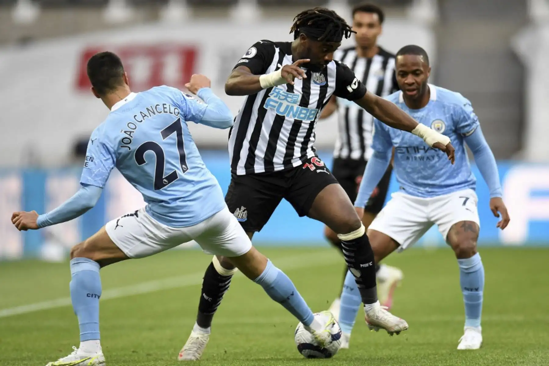 El defensor portugués del Manchester City Joao Cancelo compite con el centrocampista francés del Newcastle United, Allan Saint-Maximin, durante el partido de fútbol de la Premier League inglesa entre el Newcastle United y el Manchester City en St James 