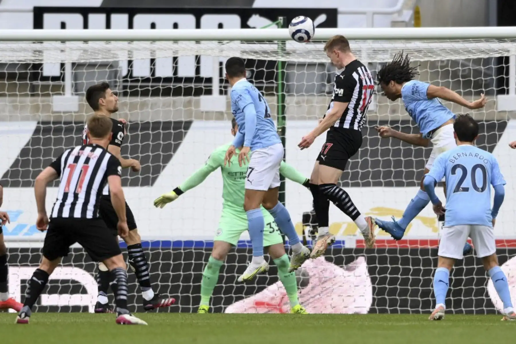 El defensor sueco del Newcastle United, Emil Krafth, marca el primer gol durante el partido de fútbol de la Premier League inglesa entre el Newcastle United y el Manchester City en St James 