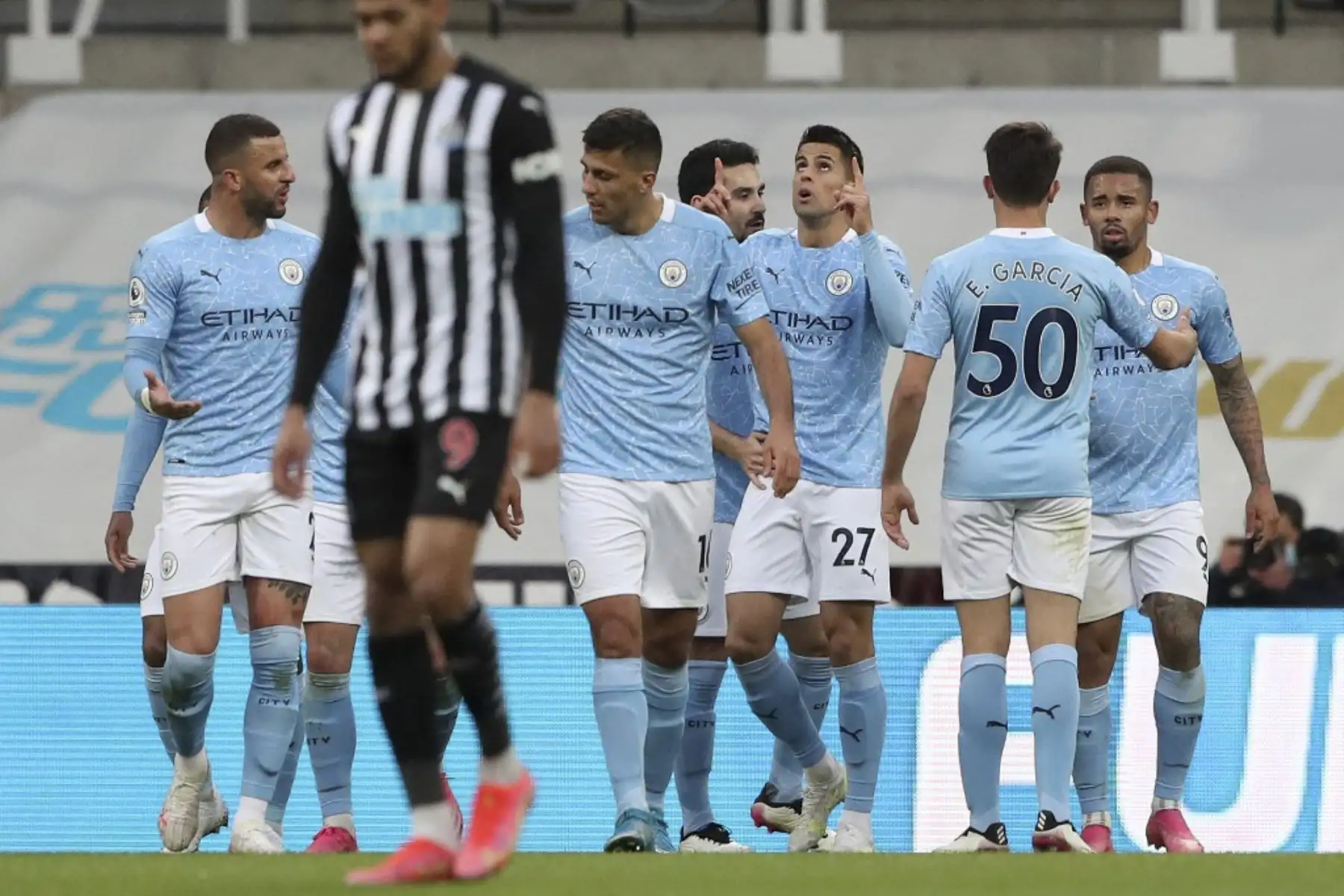 El defensor portugués del Manchester City Joao Cancelo (3R) celebra tras anotar el gol del empate durante el partido de fútbol de la Premier League inglesa entre el Newcastle United y el Manchester City en St James 