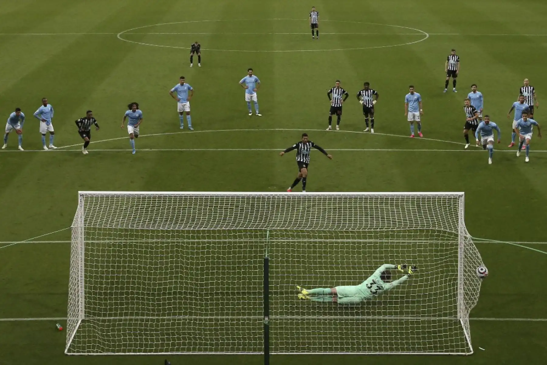 El delantero brasileño del Newcastle United, Joelinton (C), supera al portero inglés del Manchester City, Scott Carson, para marcar el segundo gol de su equipo desde el punto de penalti durante el partido de fútbol de la Premier League inglesa entre el Newcastle United y el Manchester City en St James 