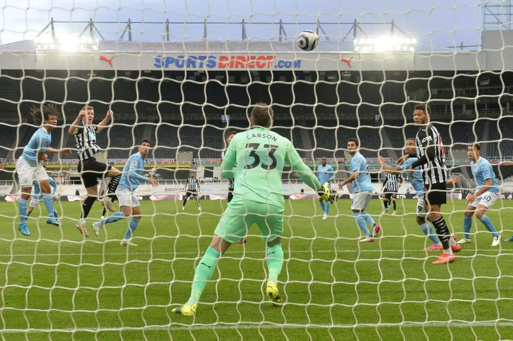 El centrocampista español del Manchester City, Ferran Torres (R), tacones hacia atrás para marcar el segundo gol de su equipo durante el partido de fútbol de la Premier League inglesa entre el Newcastle United y el Manchester City en St James 