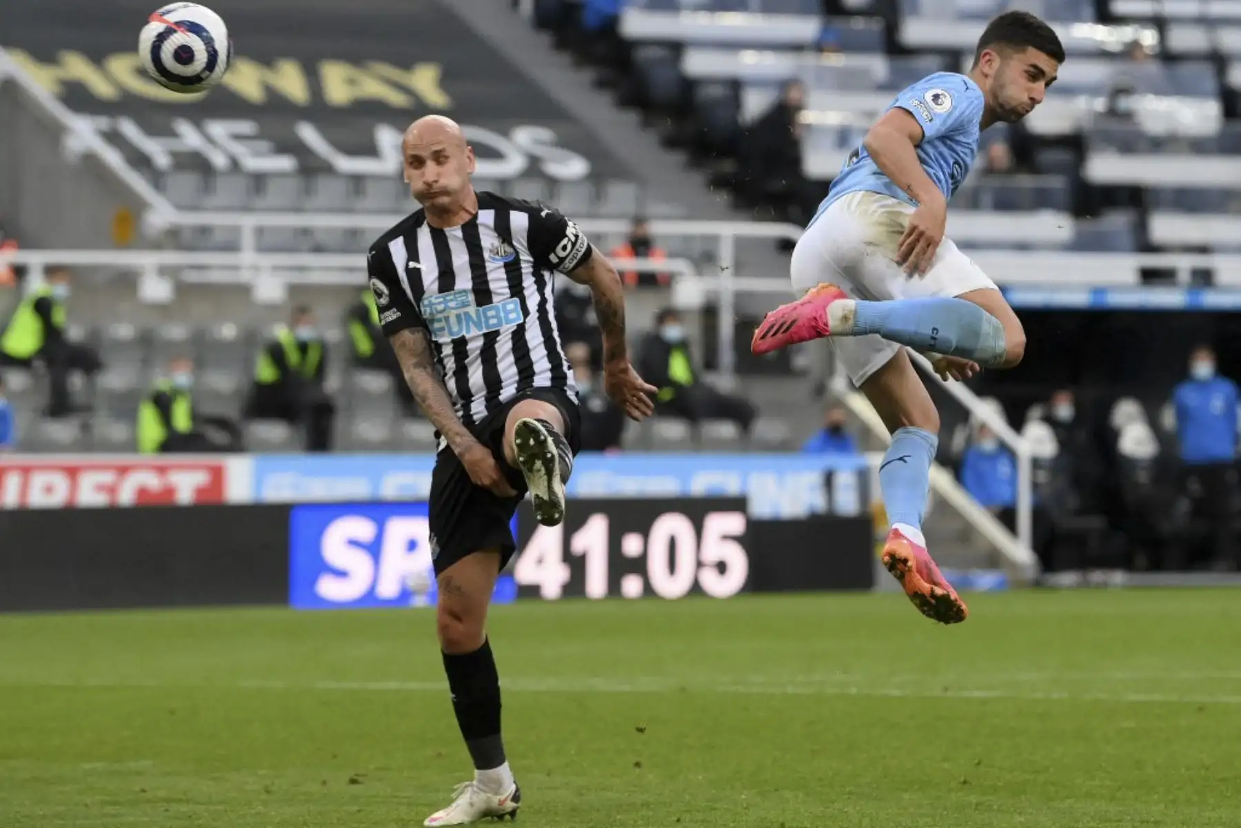 El centrocampista español del Manchester City, Ferran Torres (R), tacones hacia atrás para marcar el segundo gol de su equipo durante el partido de fútbol de la Premier League inglesa entre el Newcastle United y el Manchester City en St James 