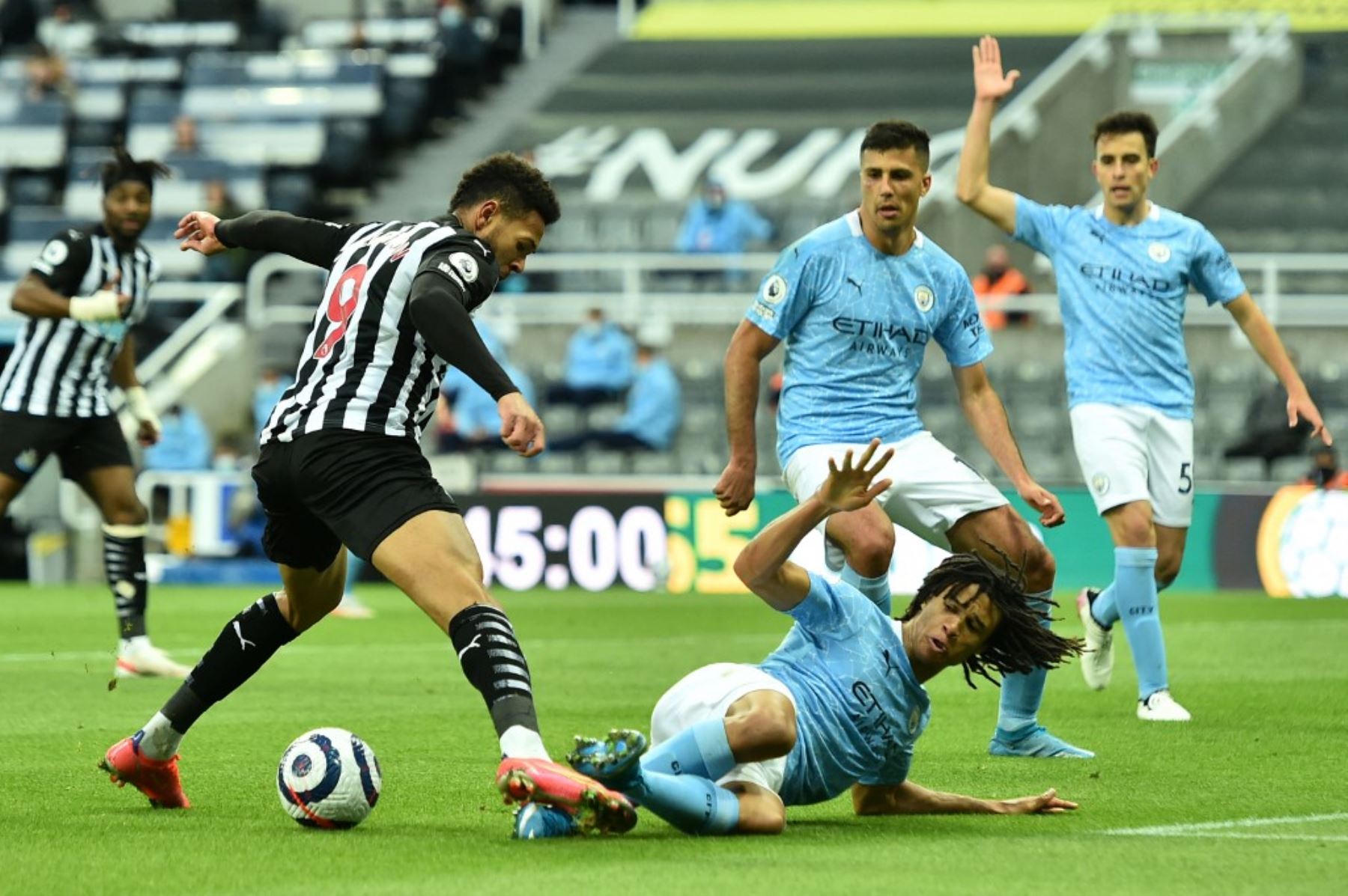 El defensor holandés del Manchester City, Nathan Ake, choca con el delantero brasileño del Newcastle United, Joelinton, durante el partido de fútbol de la Premier League inglesa entre el Newcastle United y el Manchester City en St James 