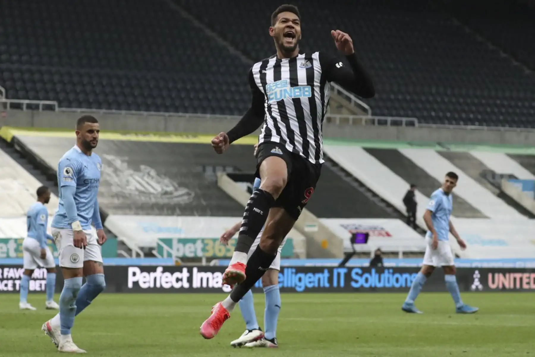 El delantero brasileño del Newcastle United Joelinton celebra anotar el segundo gol de su equipo desde el punto de penalti durante el partido de fútbol de la Premier League inglesa entre Newcastle United y Manchester City en St James 