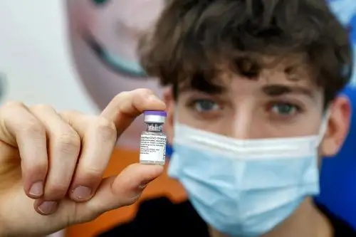 Una encuesta de salud mental muestra que casi el 50 % de los adolescentes asegura que su ánimo ha empeorado durante la pandemia y más del 50 % afirma que su vida social se ha deteriorado. Foto: AFP