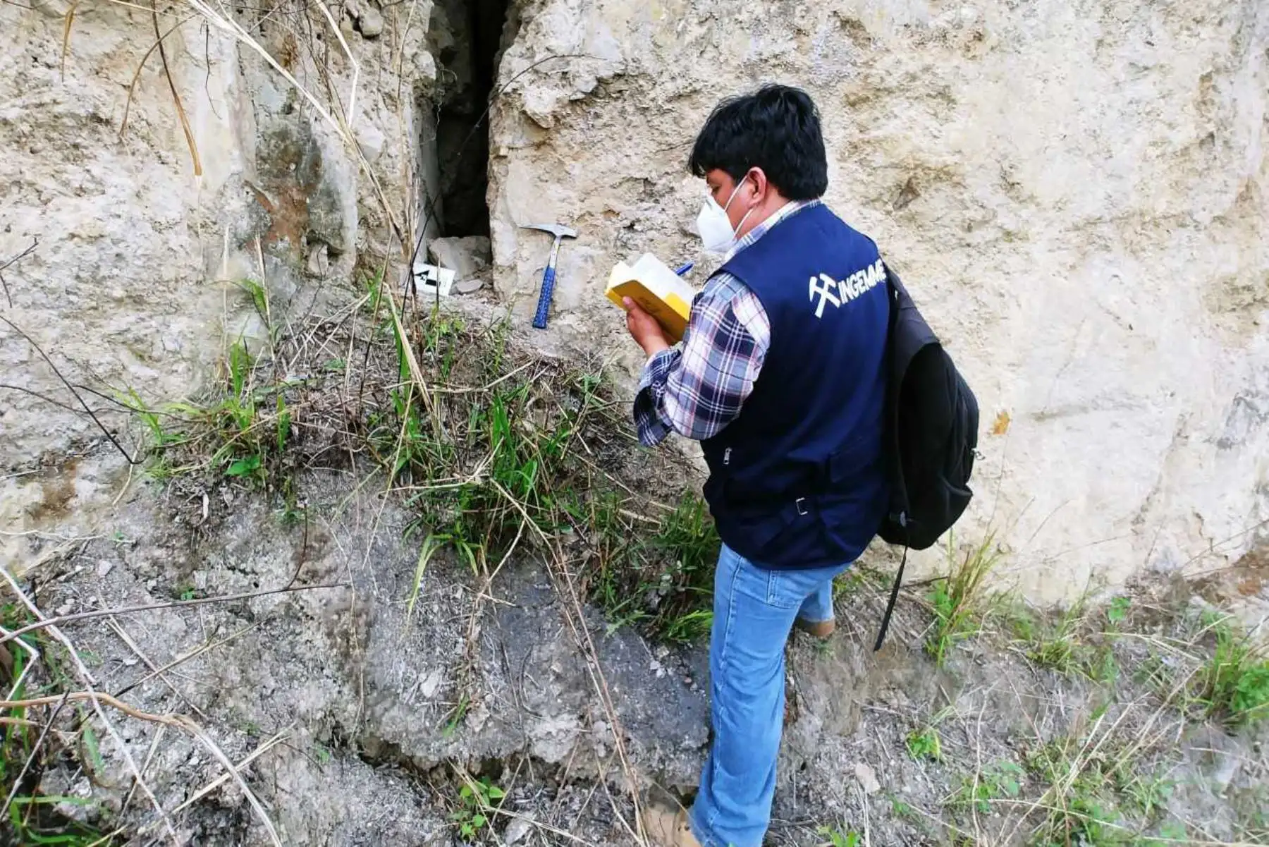 El Ingemmet entregó un estudio técnico a las autoridades del distrito de Cajaruro, región Amazonas, para prevenir desastres ante fuertes lluvias y sismos. Foto: ANDINA/Ingemmet.