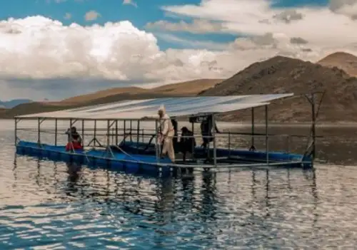 El primer panel solar flotante lacustre que abastece de agua a los pastizales que alimentan al ganado camélido de las comunidades que viven en el distrito de Ocuviri, en la provincia puneña de Lampa, ha sido creado con éxito por el joven ingeniero agrónomo oriundo de esa localidad, Juansergio Castro Suni.