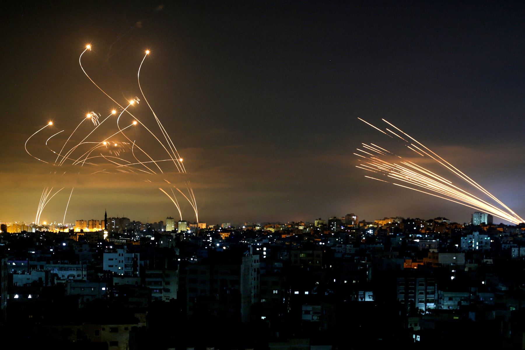 Los misiles israelíes (izquierda), en rumbo de intercepción de los cohetes de Hamás. Foto: AFP