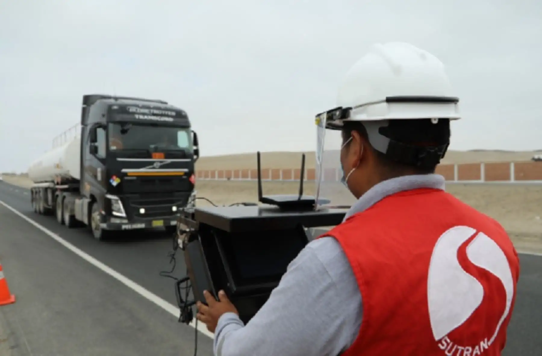 La Superintendencia de Transporte Terrestre de Personas, Carga y Mercancías (Sutran) informó hoy que los 14 cinemómetros que opera a nivel nacional, con el objetivo de evitar el exceso de velocidad en las carreteras y minimizar el número de accidentes de tránsito, se encuentran debidamente calibrados y cuentan con certificación vigente del Instituto Nacional de Calidad (Inacal).