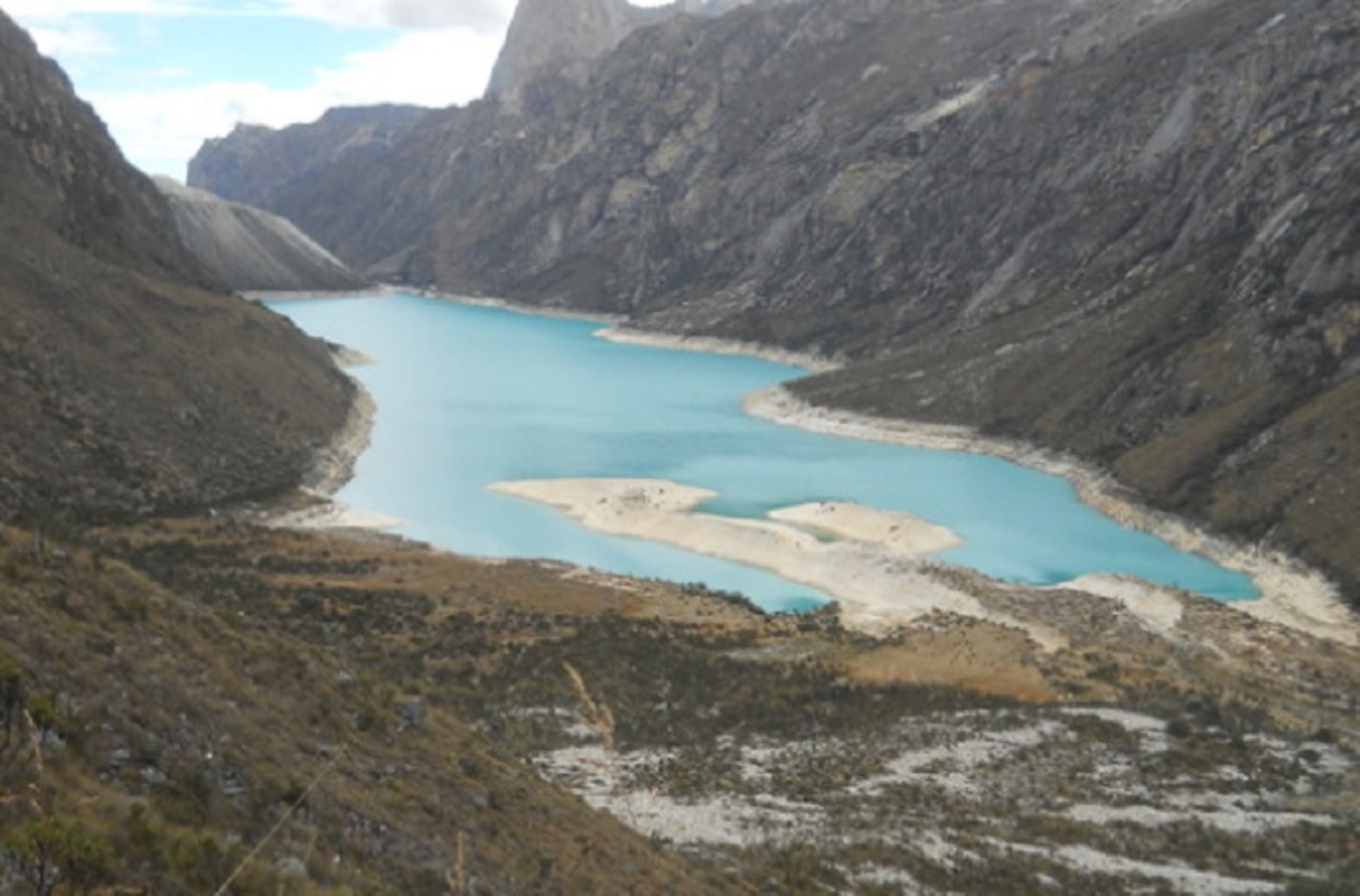 Expertos del Instituto Nacional de Investigación en Glaciares y Ecosistemas de Montaña (Inaigem), entidad adscrita al Ministerio del Ambiente (Minam), evalúan los riesgos para prevenir un eventual aluvión en la laguna parón, ubicada en la provincia de Huaylas, en la región Áncash.