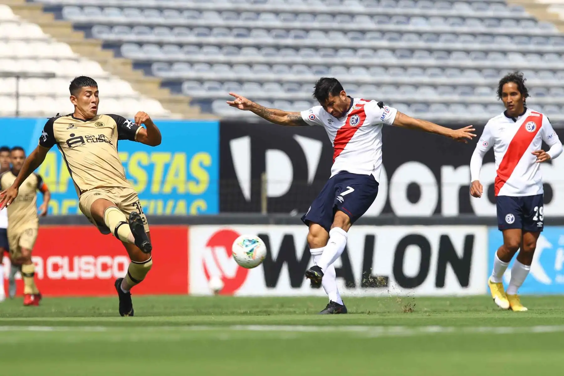M. Valverde de D. Municipal  disputa  el balón ante el jugador de  F.C Cusco durante partido por la fecha 8 de la Liga 1, en el estadio Alejandro Villanueva.
Foto: Liga 1