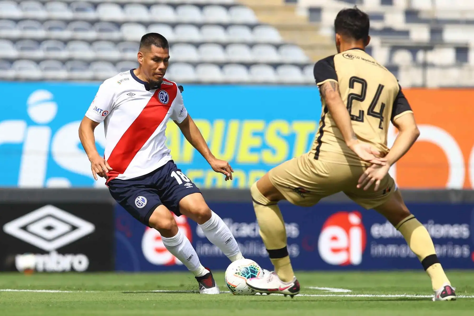 H.Rengifo de D. Municipal  disputa  el balón ante el jugador de  F.C Cusco durante partido por la fecha 8 de la Liga 1, en el estadio Alejandro Villanueva.
Foto: Liga 1