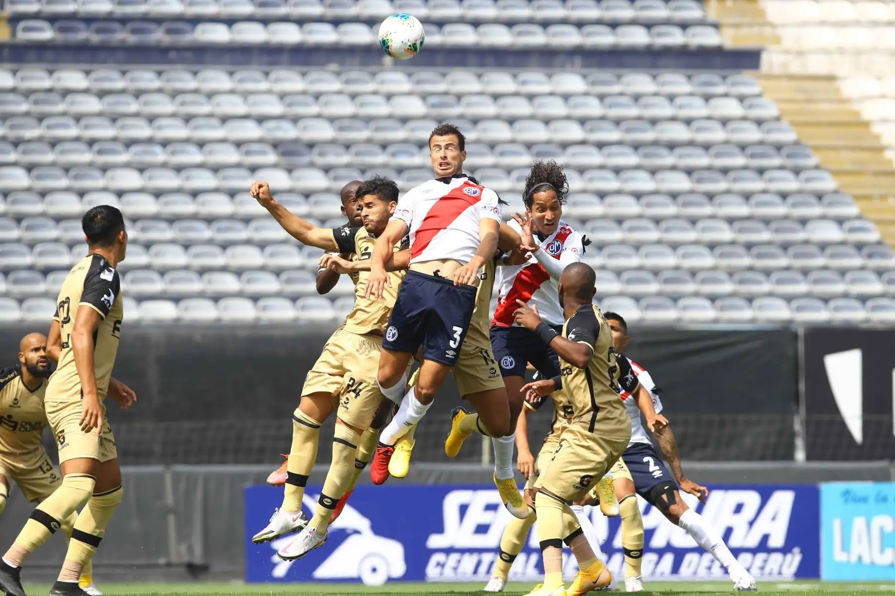 J. Caballero de D. Municipal  disputa  el balón ante el jugador de  F.C Cusco durante partido por la fecha 8 de la Liga 1, en el estadio Alejandro Villanueva.
Foto: Liga 1