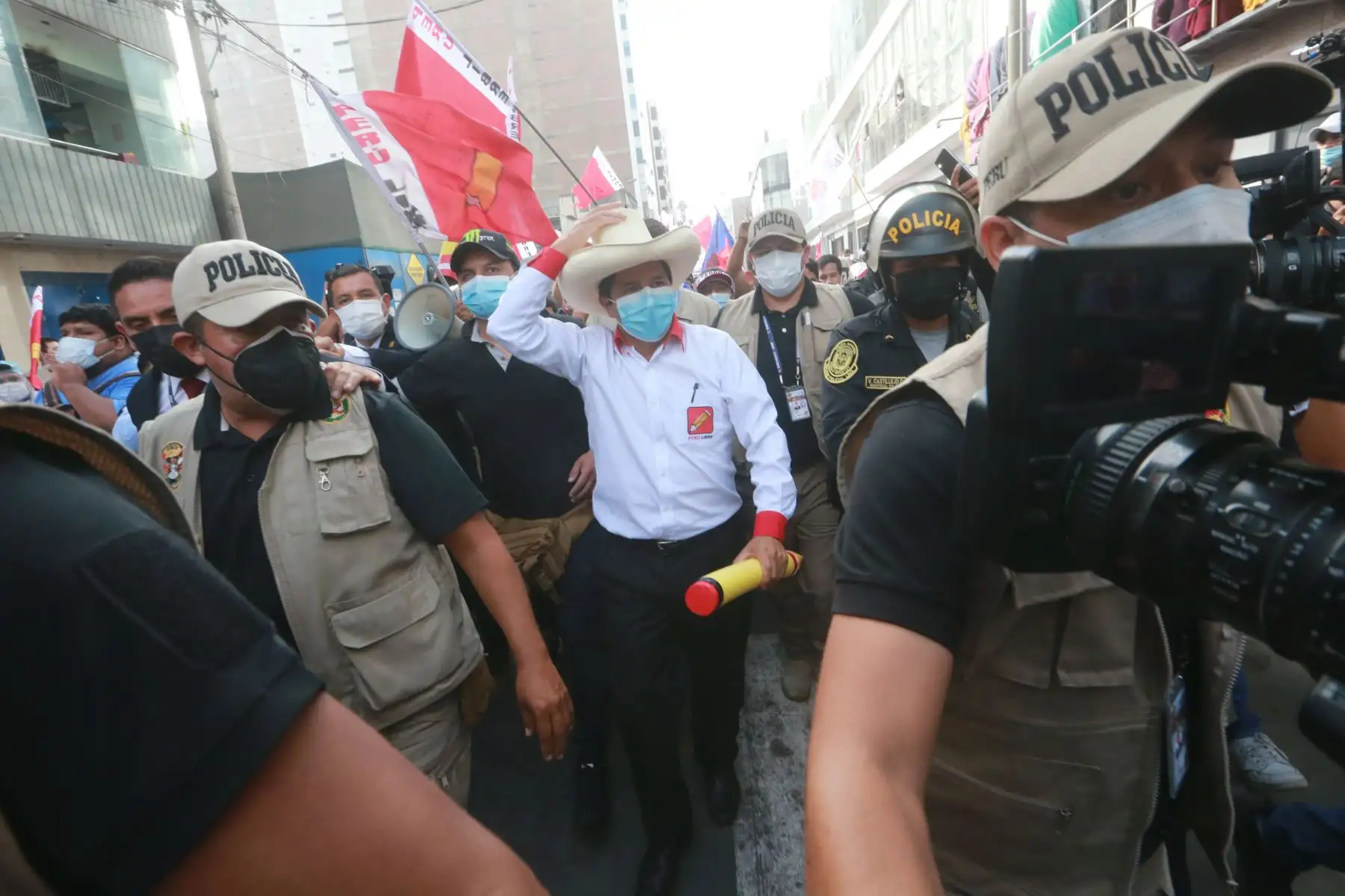 El candidato de Perú Libre, Pedro Castillo, realiza una caminata por el distrito de La Victoria.
Foto: ANDINA/Jhony Laurente
