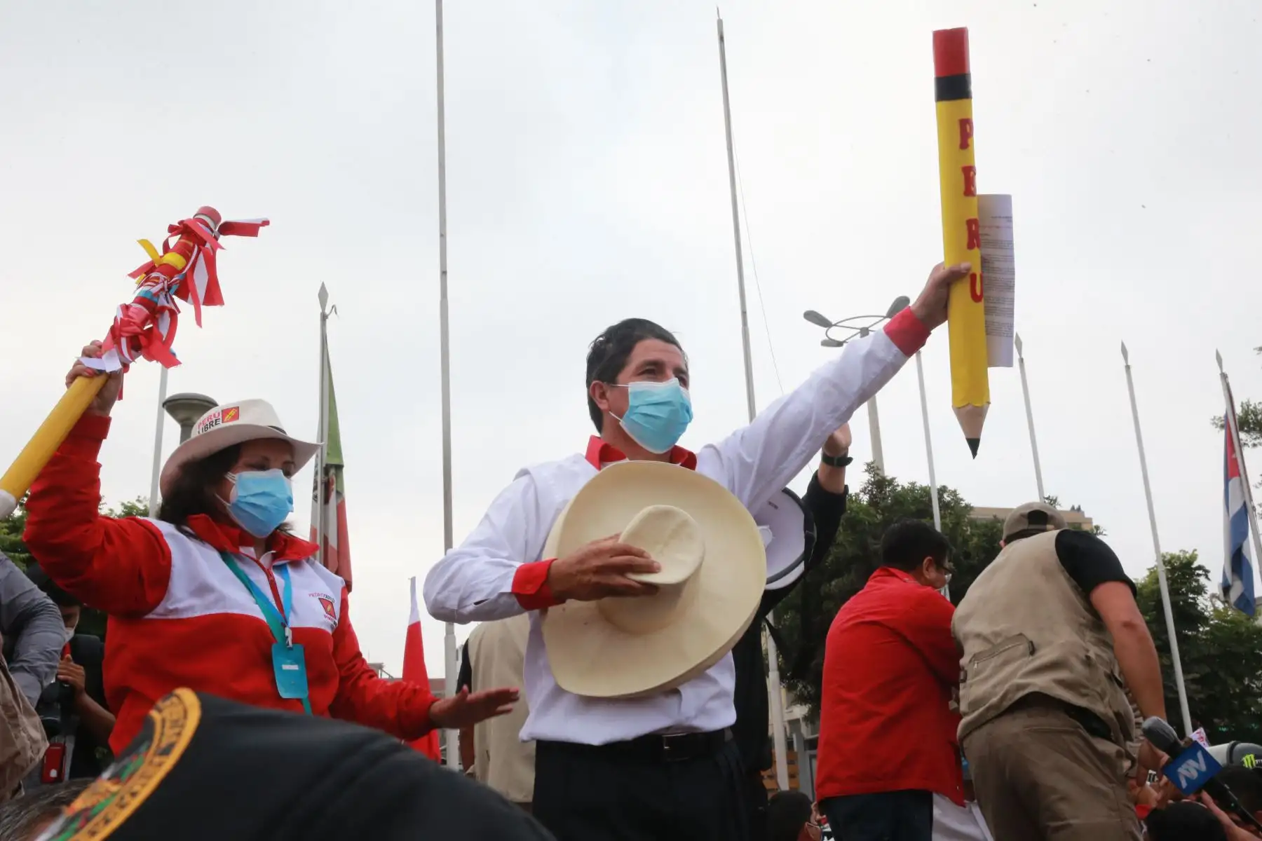 El candidato de Perú Libre, Pedro Castillo, realiza un mitin en el distrito de La Victoria.
Foto: ANDINA/Jhony Laurente