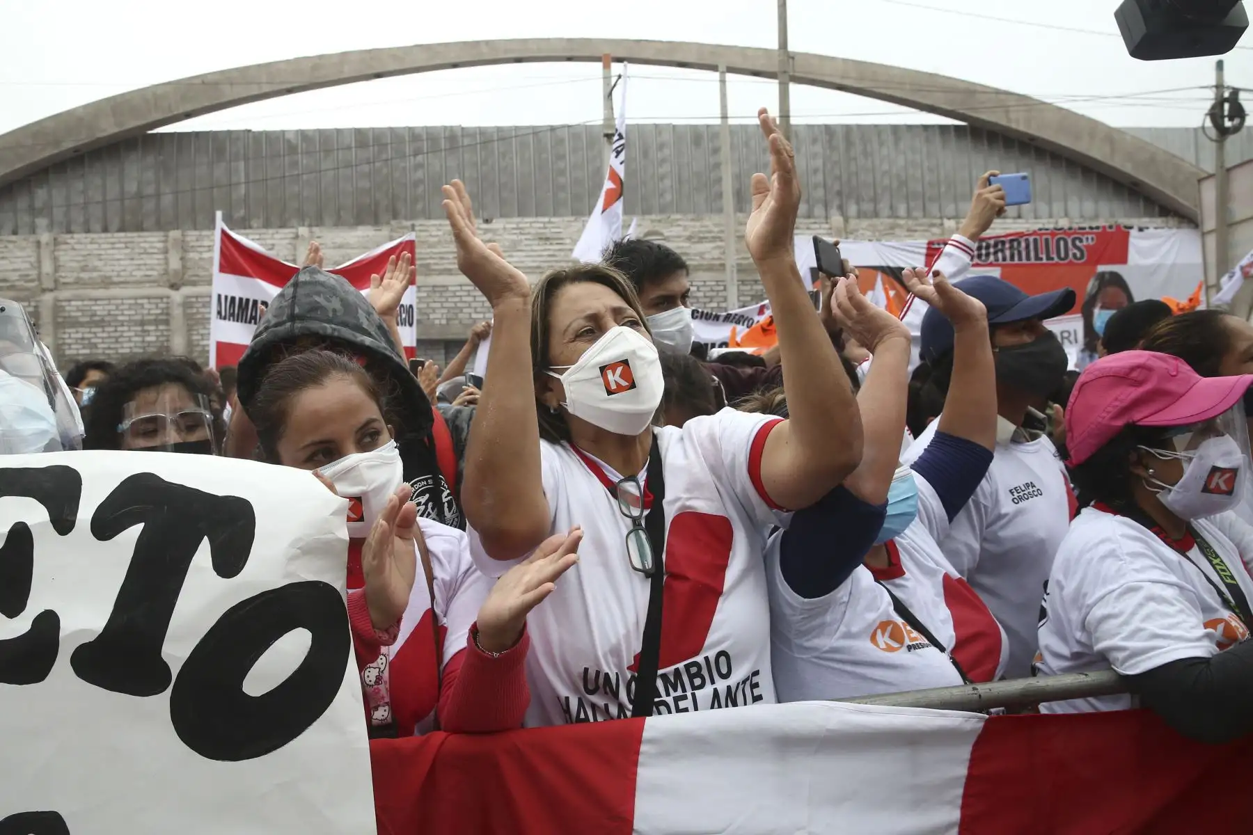 Candidata Keiko Fujimori brinda mitin a sus seguidores en exteriores del penal de mujeres de Chorrillos. Foto: ANDINA/Vidal Tarqui