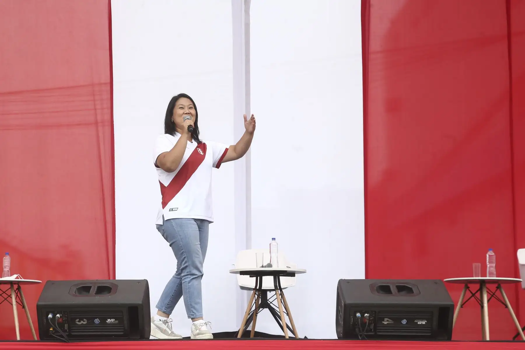 Candidata Keiko Fujimori brinda mitin a sus seguidores en exteriores del penal de mujeres de Chorrillos. Foto: ANDINA/Vidal Tarqui