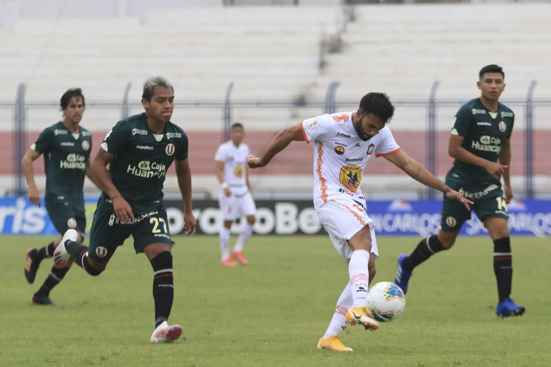 Universitario de Deportes empató 3 a 3 a Ayacucho FC con en un intenso partido jugado en el Estadio Iván Elías Moreno de Villa El Salvador, por la octava fecha del Torneo Apertura de la Liga 1 del fútbol peruano. Foto: Liga1