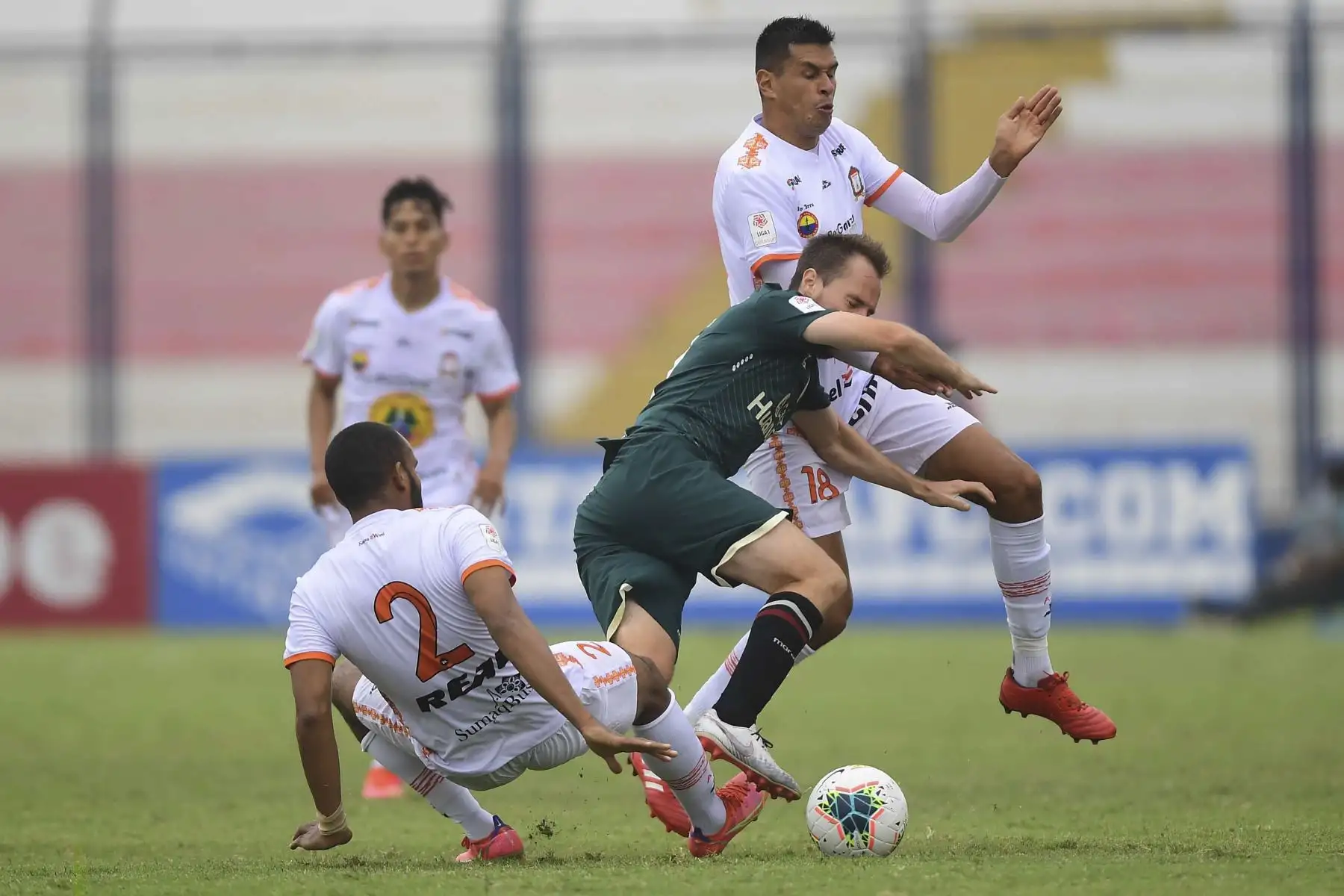 Universitario de Deportes empató 3 a 3 a Ayacucho FC con en un intenso partido jugado en el Estadio Iván Elías Moreno de Villa El Salvador, por la octava fecha del Torneo Apertura de la Liga 1 del fútbol peruano. Foto: Liga1