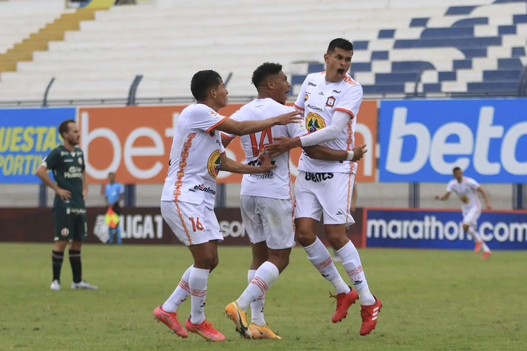 Universitario de Deportes empató 3 a 3 a Ayacucho FC con en un intenso partido jugado en el Estadio Iván Elías Moreno de Villa El Salvador, por la octava fecha del Torneo Apertura de la Liga 1 del fútbol peruano. Foto: Liga1