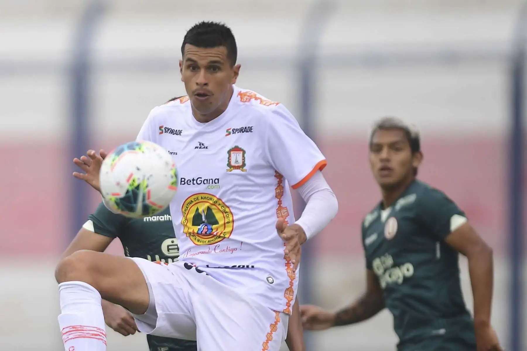 Universitario de Deportes empató 3 a 3 a Ayacucho FC con en un intenso partido jugado en el Estadio Iván Elías Moreno de Villa El Salvador, por la octava fecha del Torneo Apertura de la Liga 1 del fútbol peruano. Foto: Liga1