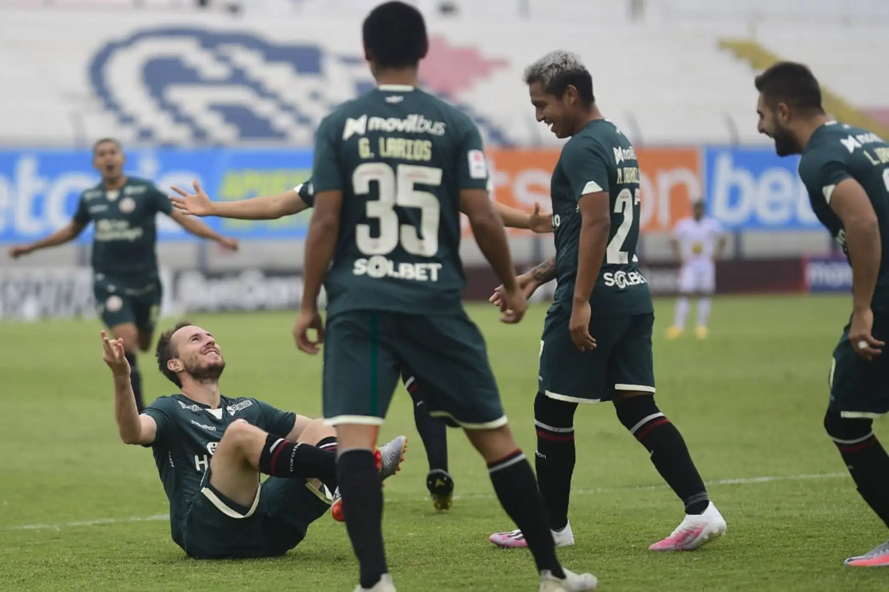 Universitario de Deportes empató 3 a 3 a Ayacucho FC con en un intenso partido jugado en el Estadio Iván Elías Moreno de Villa El Salvador, por la octava fecha del Torneo Apertura de la Liga 1 del fútbol peruano. Foto: Liga1