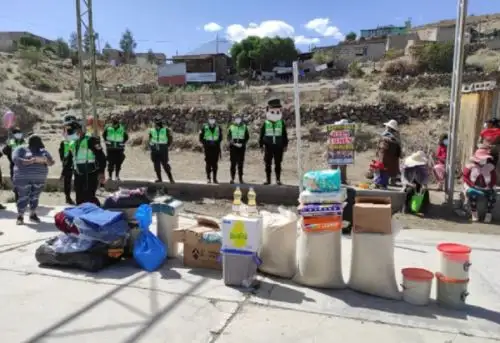 Con el propósito de contribuir con el funcionamiento de cuatros ollas comunes, ubicadas en la parte alta del distrito de Alto Selva Alegre, efectivos policiales de la Comisaría de Familia en coordinación con el gobierno local realizaron una donación de productos no perecibles para que continúen con su labor de alimentación a las personas de escasos recursos económicos.