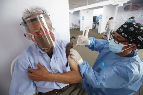 El Ministerio de Salud envió un nuevo lote de vacunas contra el covid-19 a la región Lambayeque para continuar con la inmunización a los adultos mayores de 70 años. ANDINA/archivo