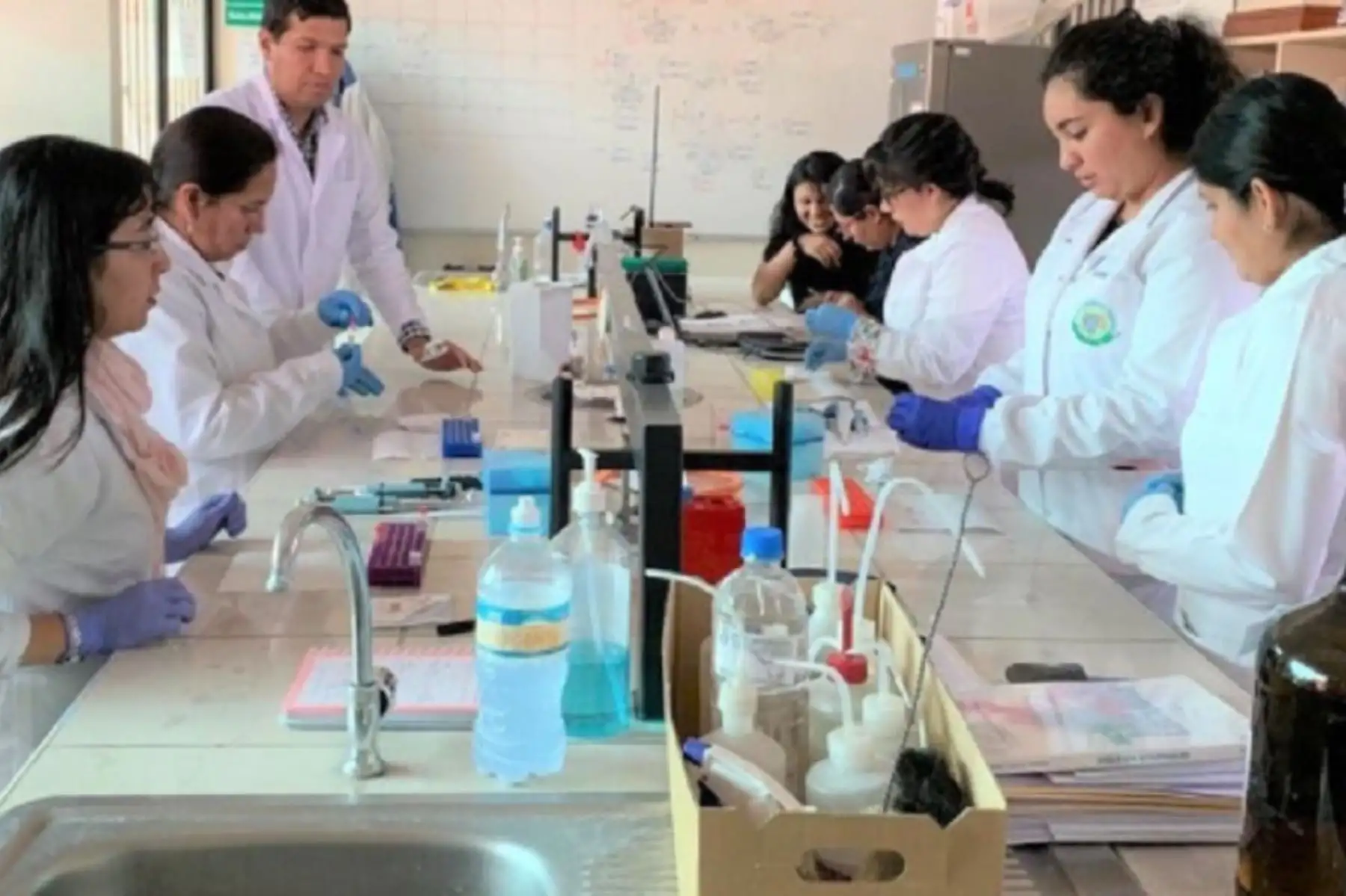 La Universidad Católica de Santa María (UCSM) viene desarrollando el “Programa de Doctorado en Ciencias de la Salud”, que busca contribuir con el estudio de tres importantes líneas de investigación como el cáncer, los microbiomas y la salud pública en el Perú.