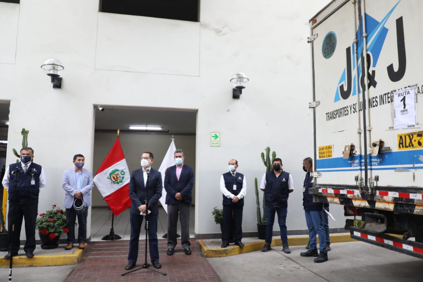 Entrega de material electoral a Cancillería del Perú
 para sufragio de peruanos en el extranjero.
Foto: Onpe