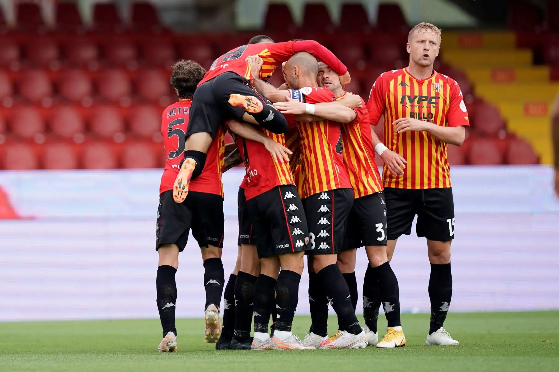 Los jugadores de Benevento celebran durante el partido de fútbol de la Serie A italiana Benevento Calcio vs FC Crotone en el estadio Ciro Vigorito en Benevento, Italia.
Foto: EFE