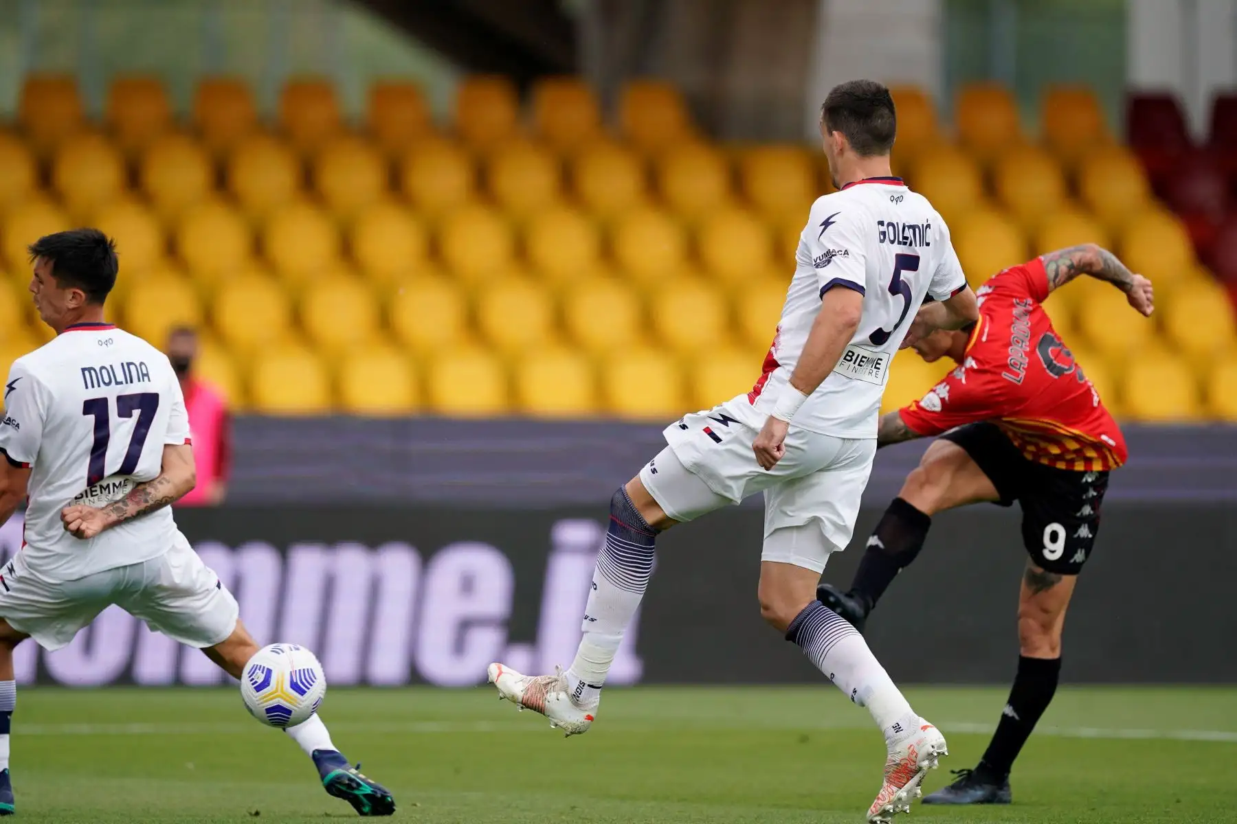 Avance del Benevento Calcio Gianluca Lapadula  puntuaciones durante el partido de fútbol de la Serie A italiana Benevento Calcio vs FC Crotone.
Foto: EFE