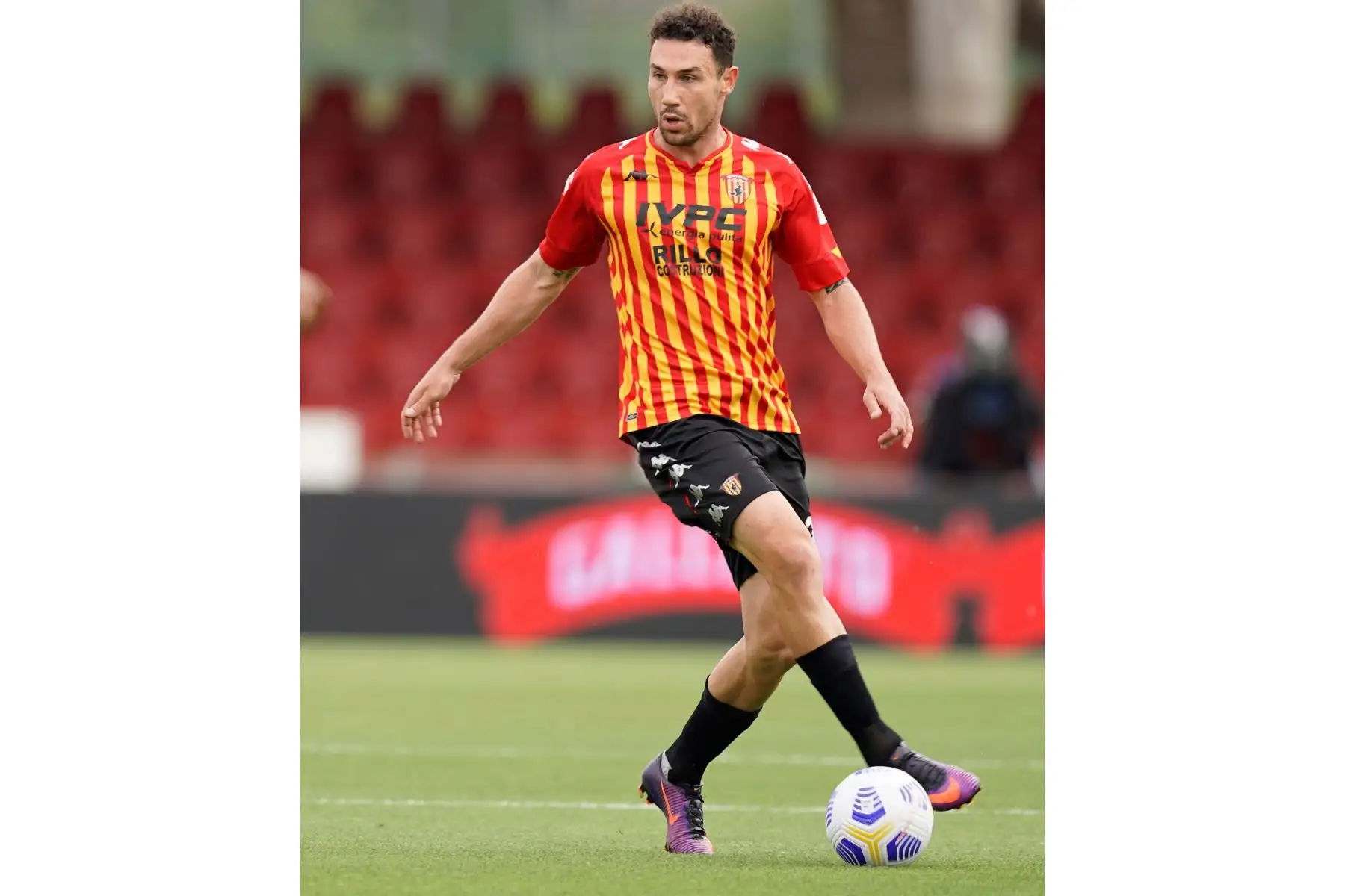 Artur Ionita del Benevento Calcio en acción durante el partido de fútbol de la Serie A italiana Benevento Calcio vs FC Crotone en el estadio Ciro Vigorito en Benevento, Italia.
Foto: EFE