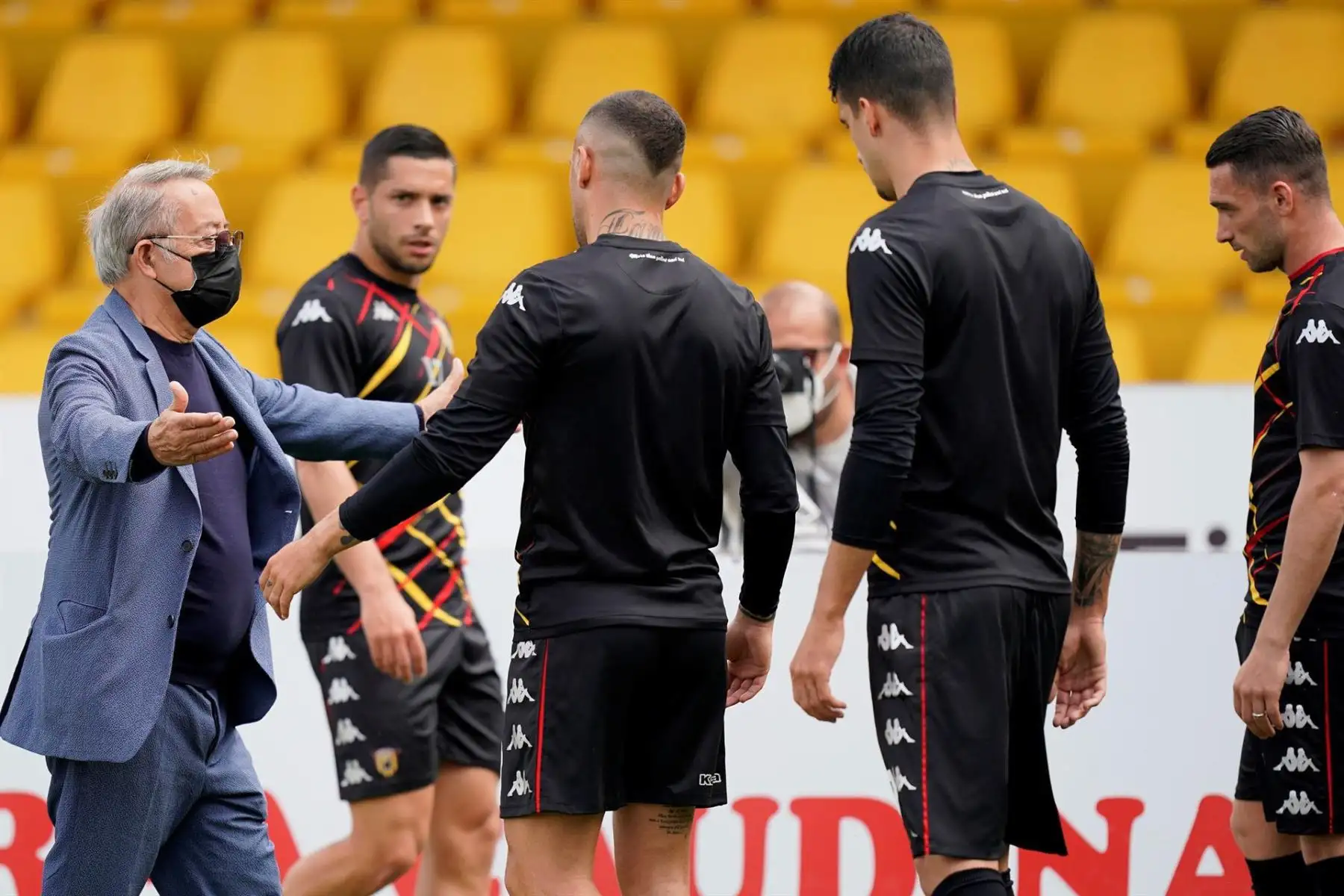 El presidente del Benevento Calcio Oreste Vigorito, con una máscara facial, saluda a sus jugadores antes del partido de fútbol de la Serie A italiana Benevento Calcio vs FC Crotone.
Foto: EFE