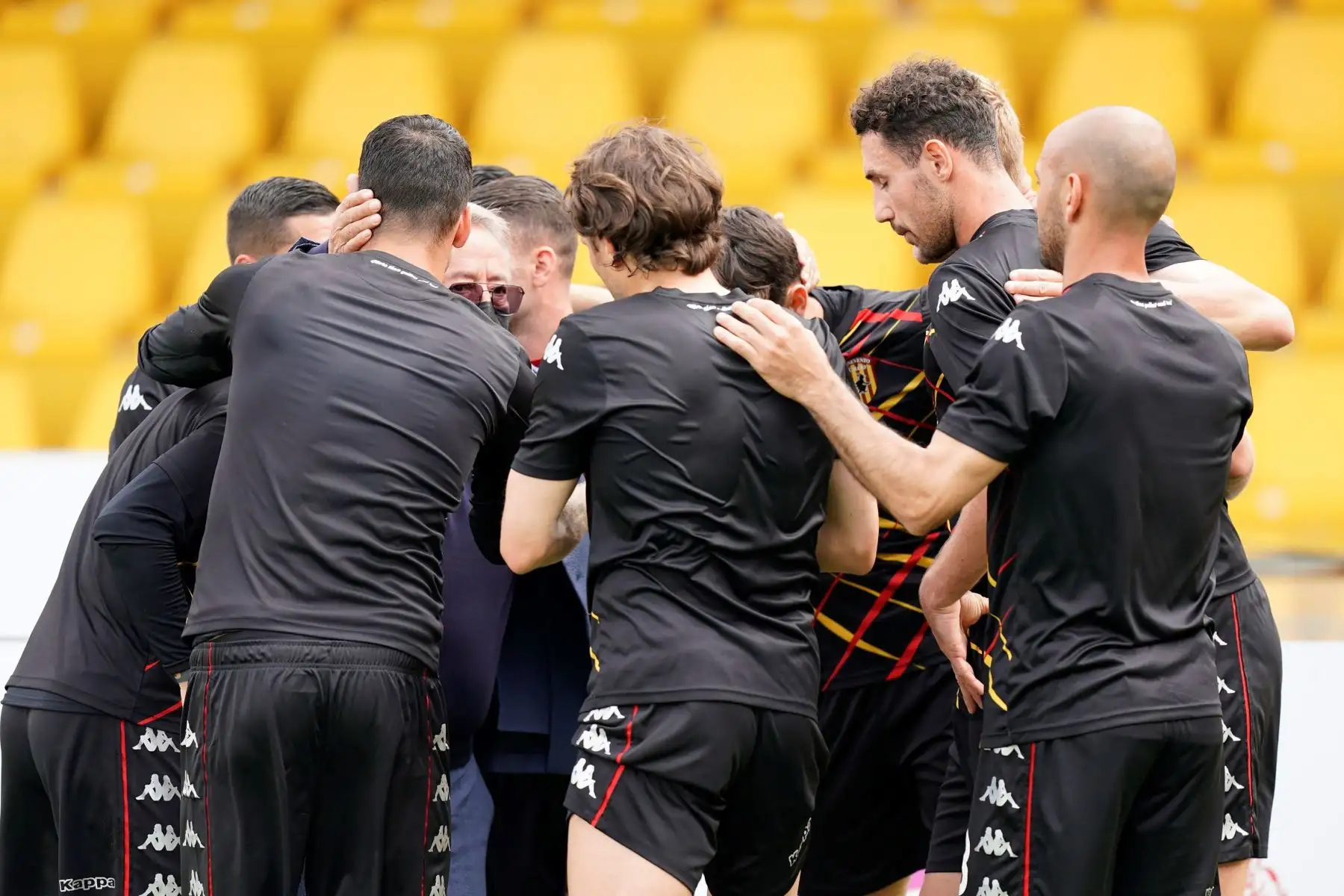 El presidente del Benevento Calcio Oreste Vigorito, con una máscara facial, saluda a sus jugadores antes del partido de fútbol de la Serie A italiana Benevento Calcio vs FC Crotone.
Foto: EFE
