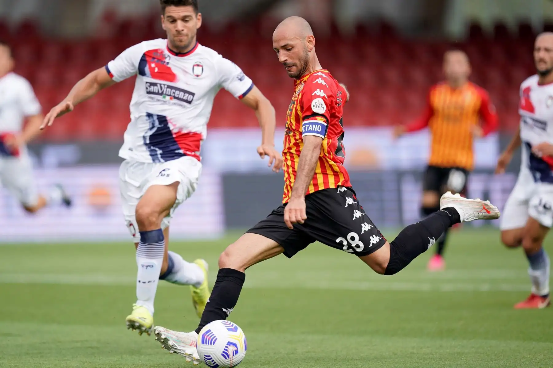 El jugador del Benevento, Pasquale Schiattarella  en acción durante el partido de fútbol de la Serie A italiana Benevento Calcio vs FC Crotone.
Foto: EFE